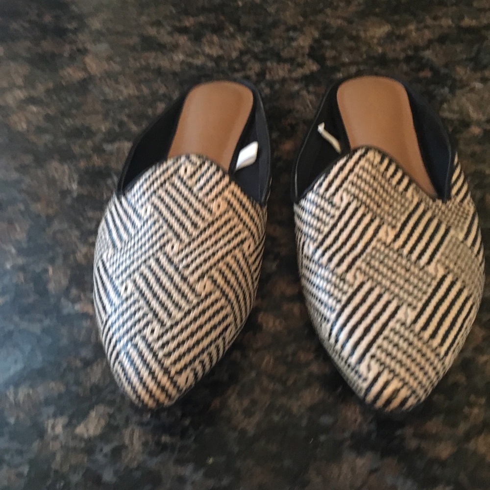 Universal threads slides. Black and Tan.
